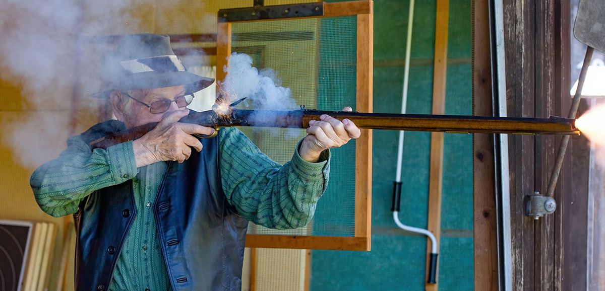 Ruedi, mit 90 noch im Schiessstand. – Sport – Roland Peter