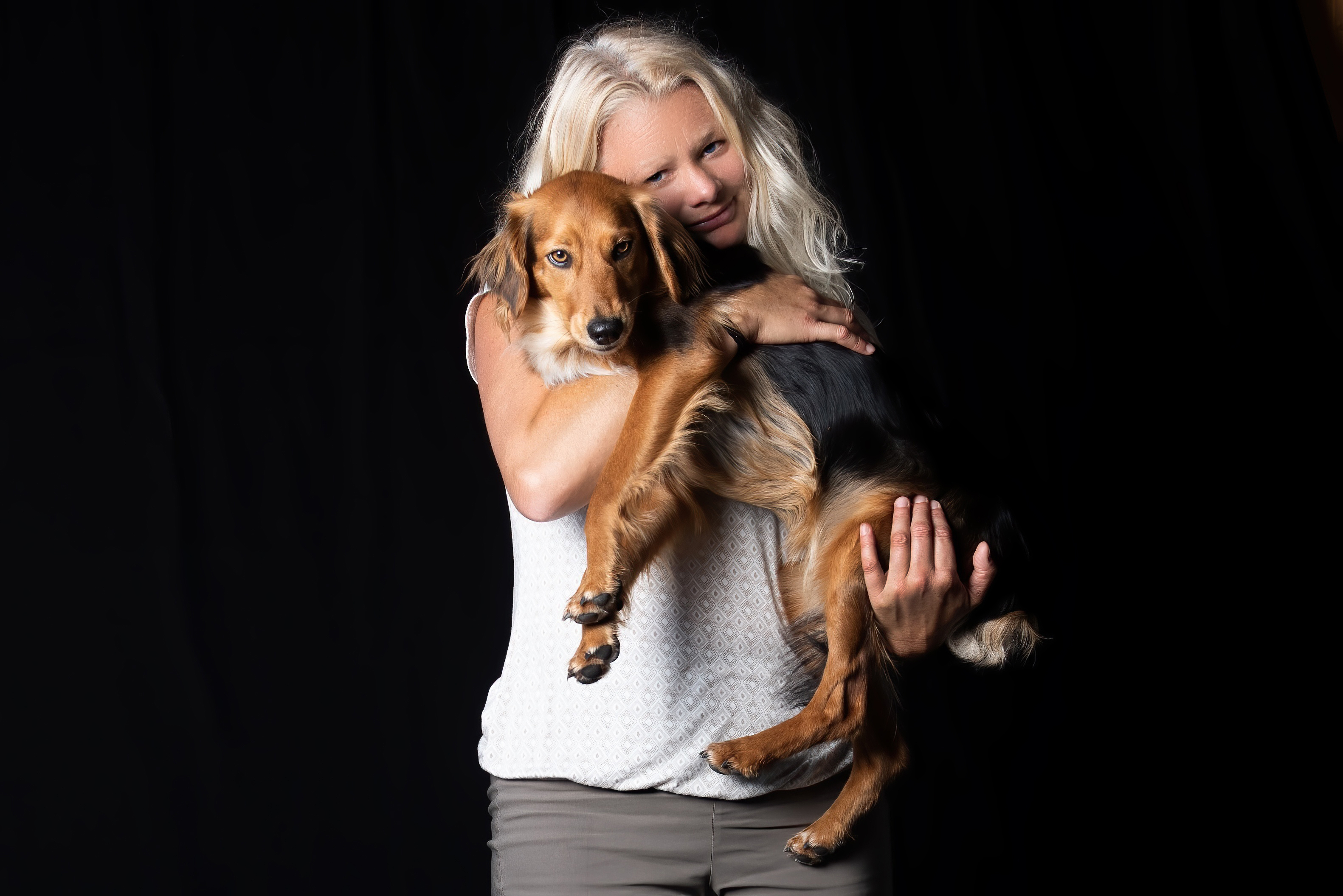 Porträt mit Hund im Arm. – Porträt – Roland Peter