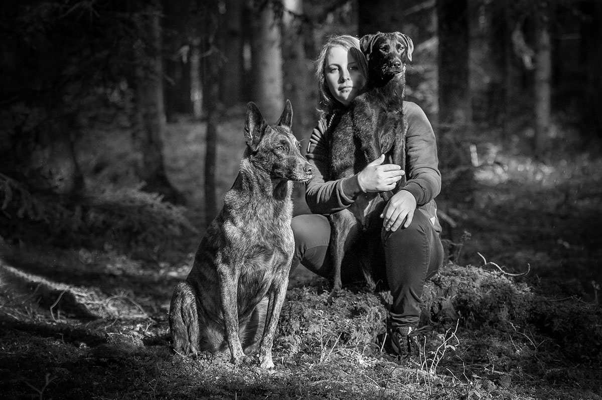 Porträt mit zwei Hunden im Wald – Schwarz-Weiss – Roland Peter