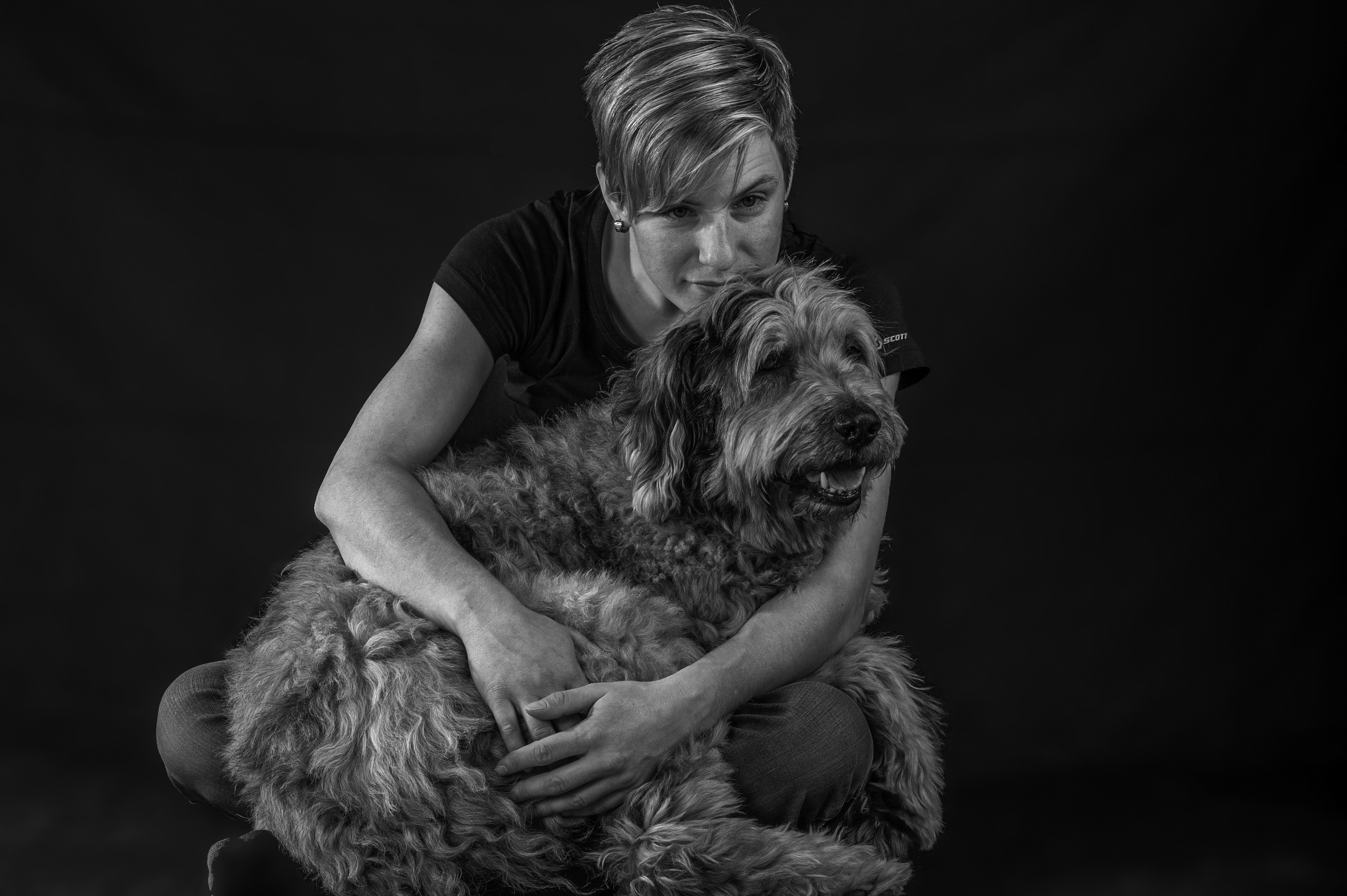 Nadine mit Nepomuk s/w – Schwarz-Weiss – Roland Peter